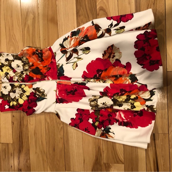 Taylor A-line floral dress with pockets. - Picture 2 of 2
